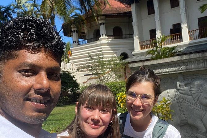 10 Days Sri Lanka Tour with Sujeewa - Tea country stops: Damro Labookellie, Ambuluwawa Tower, Ramboda Falls