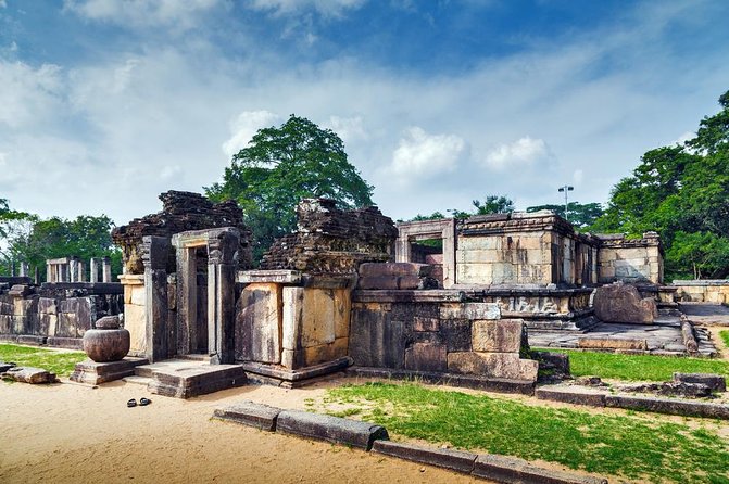 3 Days Ancient Capital Cities - Pidurangala Rock: the best opposite-view add-on