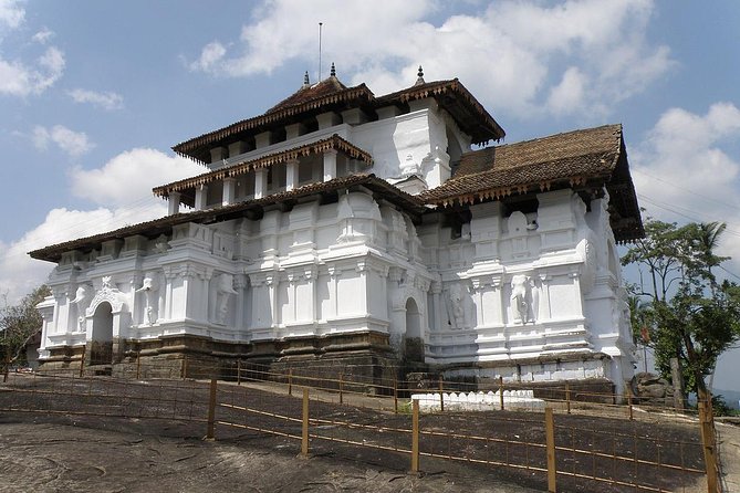 7-Day Culture and Heritage tour of Sri Lanka - Kandy Lake on Day One: Easy Start After Airport Pickup
