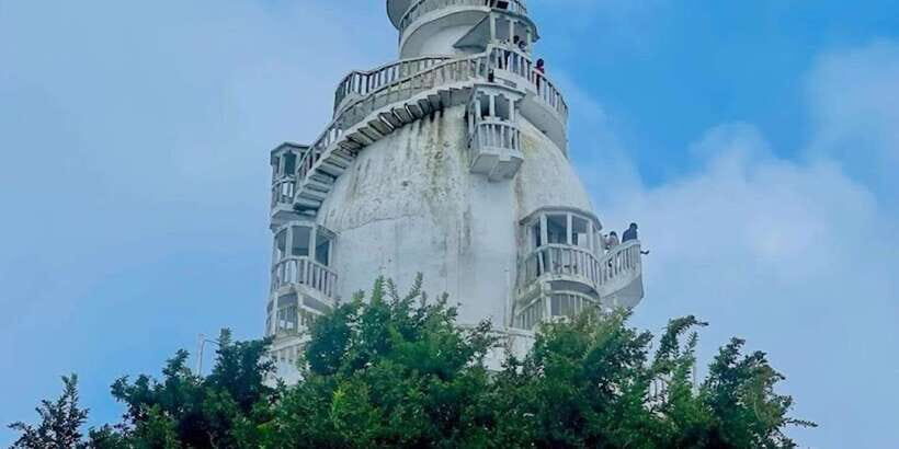 Ambuluwawa Tower & Pinnawala & Kandy Day Tour From Negombo - Royal Botanical Garden and Gem Museum: a softer landing in Kandy