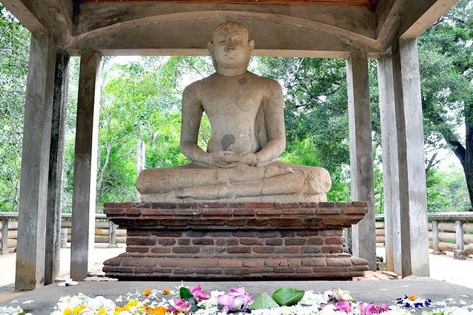 Anuradhapura: 14 Ancient City Sites Tuk Tuk Tour - Stop 1: Isurumuniya Temple and the Carving-Focused Start