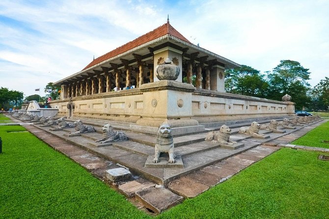 Best of Colombo - Private Guided City Tour - Cargills (Ceylon) PLC: another fast architecture-and-street stop