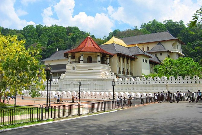 Colombo Airport to Kandy Taxi - Bandaranaike Airport Pickup to Kandy Hotel Drop in About 3 Hours