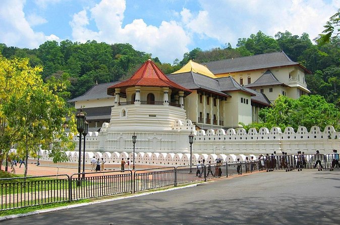 Colombo Airport to Kandy Taxi - Should You Book Go Cabz for Colombo Airport to Kandy Taxi?
