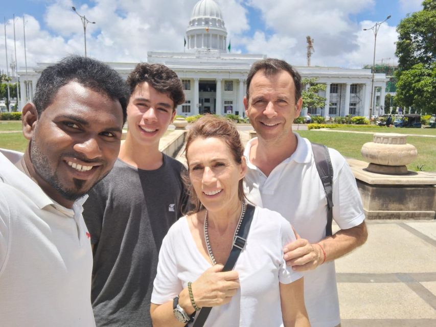 Colombo: Best Sightseeing Tour by Tuk Tuk - All Inclusive - Red Mosque: Jami Ul-Alfar and the color punch