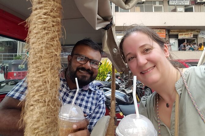 Colombo City Highlights by Tuk Tuk – All-Inclusive Adventure - Pettah markets: chaos on purpose, and the swirl of a famous mosque