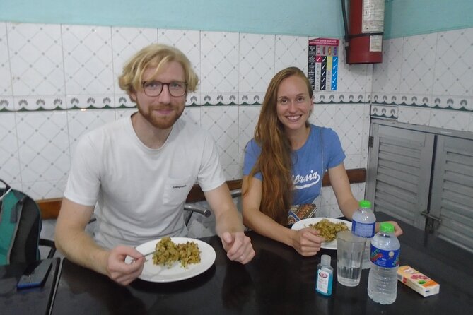 Colombo Express Food Tour with 9 + Tastings - Stop 3 in Colombo: hoppers and the crispy bowl trick