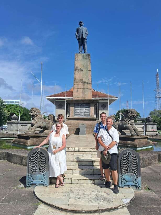 Colombo: Local Guide with Colombo City Tour by Tuk Tuk - Guides, Communication, and How to Get the Best Day