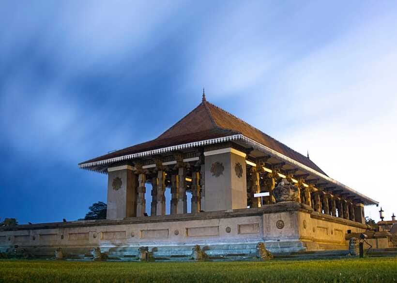 Colombo: One Day Private City Tour With Gangaramaya Temple - Cinnamon Gardens And Kopanna Vidiya: A Drive Through Colombo’s Personality