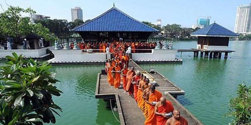 Colombo Port Shore Excursions Colombo City & Kalaniya Temple - Jami Ul-Alfar Mosque and Pettah Bazaar: color, walking, and real shopping life