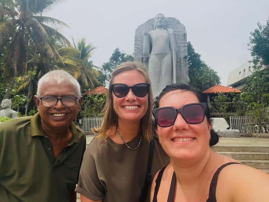 Colombo: Private Guided Tour of the City by Tuk-Tuk - Gangaramaya Temple and Beira Lake: The Cultural Anchor Stop