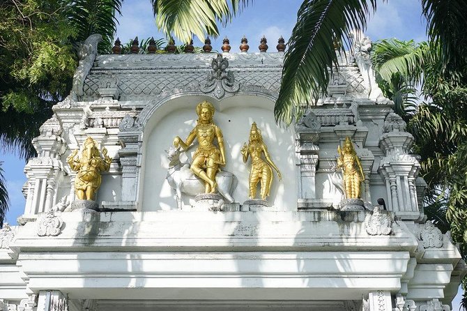 Colombo Private guideTour byTuk Tuk Morning Evening All inclusive - Pettah market energy and the Red Mosque area (Jami Ul-Alfar Mosque)