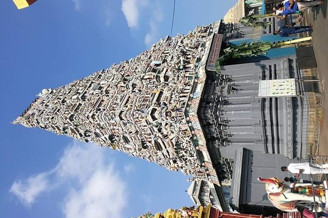 Colombo Private guideTour byTuk Tuk Morning Evening All inclusive - Gangaramaya Temple by Beira Lake: where old and modern meet