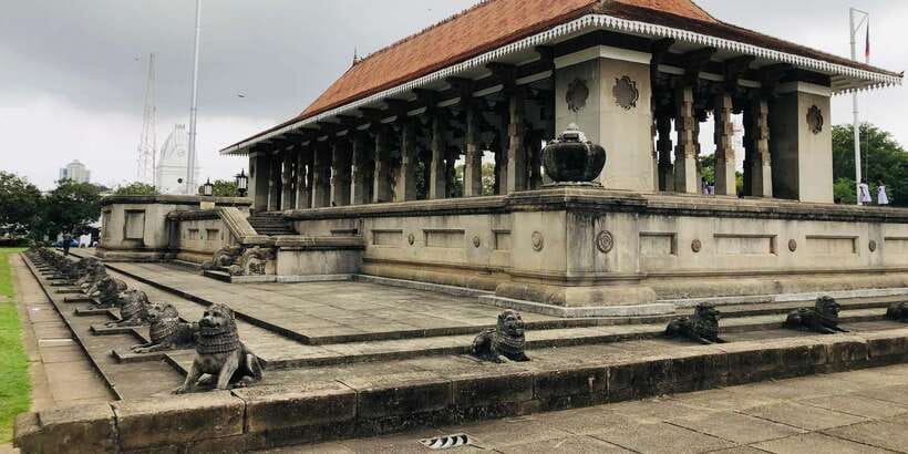 Colombo privet Day Tour and shopping - Harbor-and-Old-Colombo Photo Stops: Old Parliament, Town Hall, Lighthouse, and a mosque stop