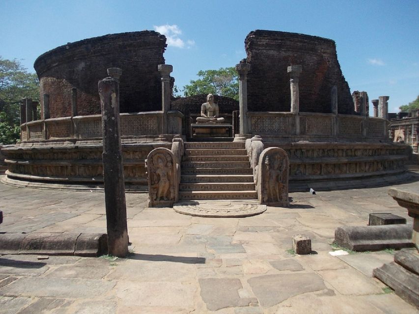 Colombo: Sri Lanka Cultural Triangle Hotspots 2-Day Tour - Dambulla Golden Cave Temple: 157 Buddha Images in a Refuge Story
