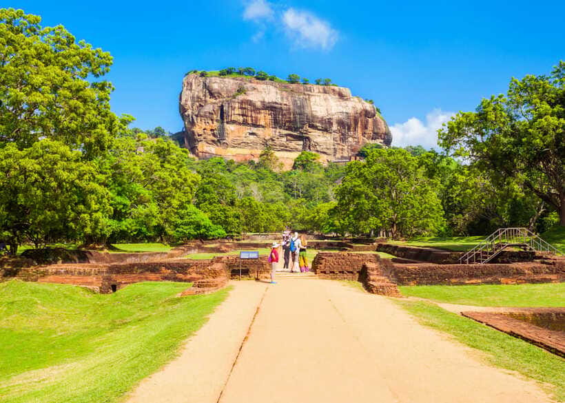Colombo: Sri Lanka Cultural Triangle Hotspots 2-Day Tour - Day 1 in Polonnaruwa: Museum First, Then the Ancient City Walk