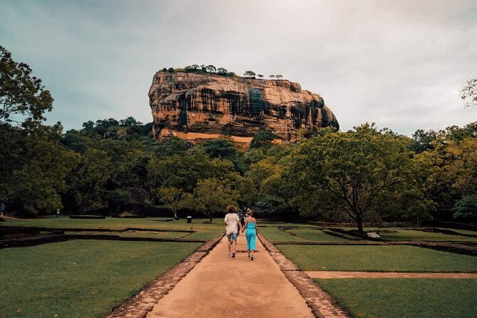 Colombo to Kandy Shuttle with Dambulla Sightseeing Tour - Dambulla Golden Cave Temple: UNESCO (1991) and Cave Art Above the Plains