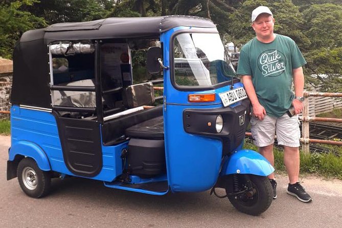 Colombo Tuk Tuk City Tour -Sightseeing Entry Fees & Food Included - Galle Face Green and the port area: ocean air plus colonial icons