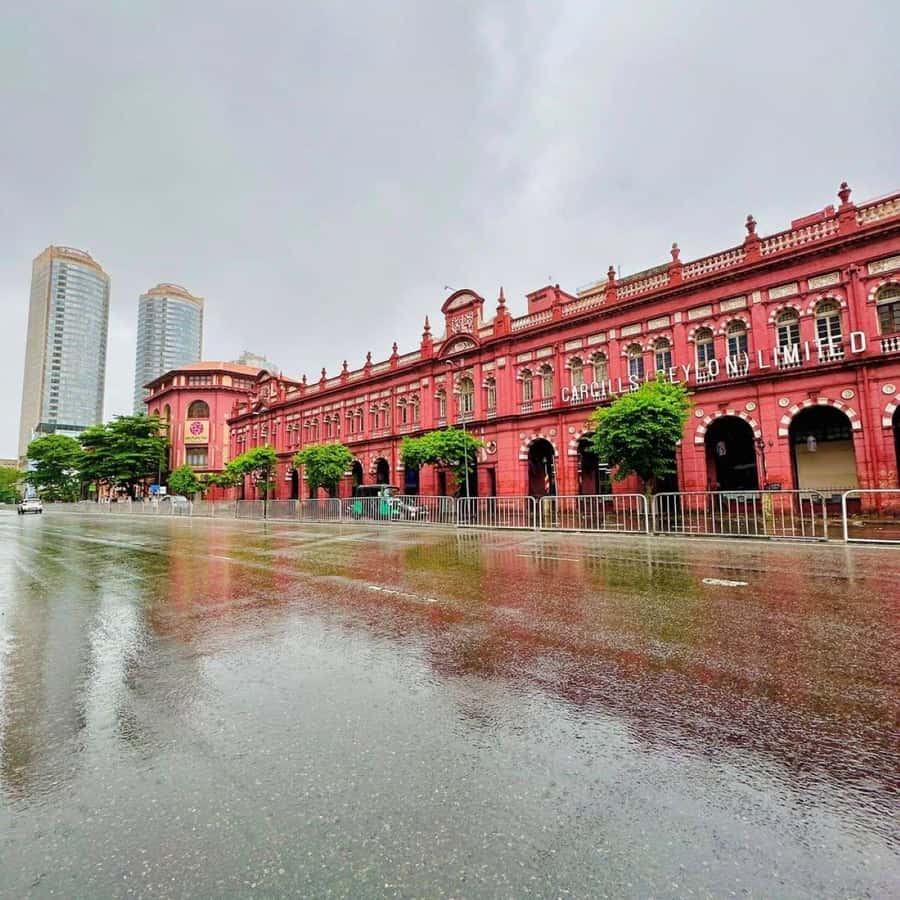 Colombo Tuk Tuk Tour with Entry Fees & Food Included - The first stretch: Kailawasanathan Kovil, Lotus Tower, and the Fort rail area