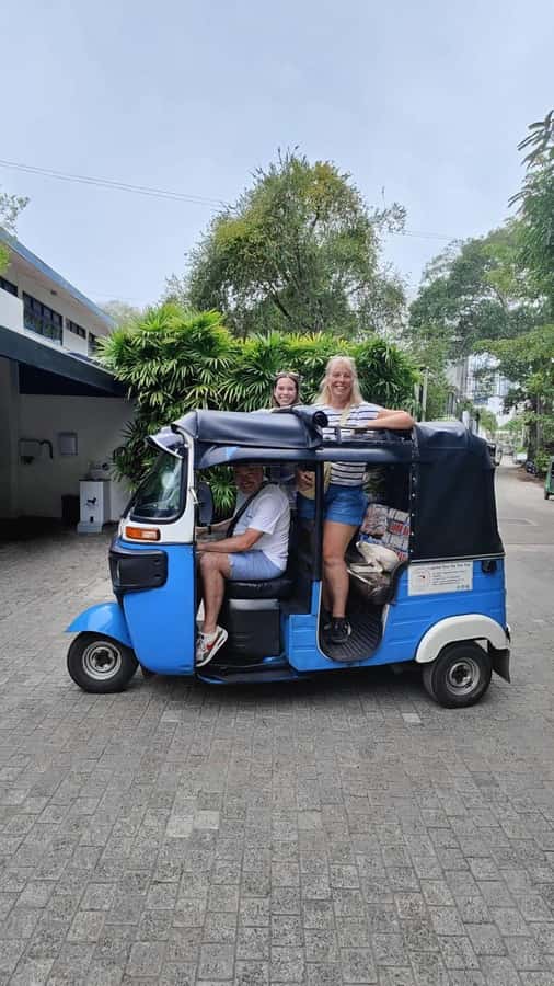 Colombo Tuk Tuk Tour with Entry Fees & Food Included - Colombo Lighthouse and Zylen Tea: a palate reset