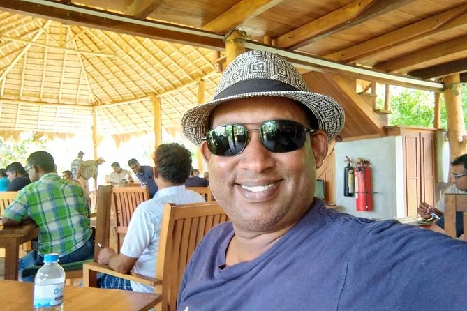 Colombo Walking Tour with Ajeet De Soyza - Gangaramaya and Galle Face: Faith, Architecture, and the Sea Breeze Ending