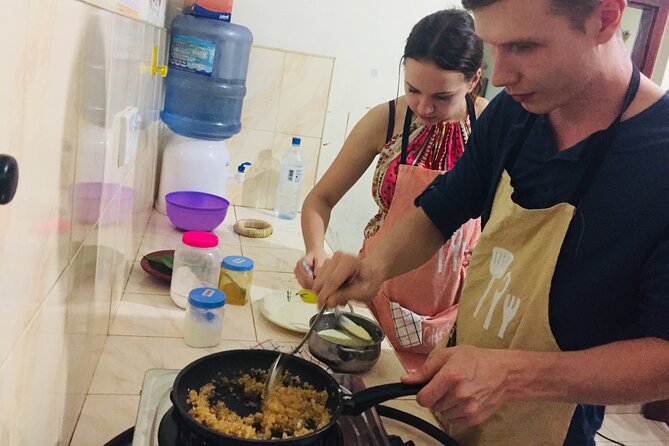 Cooking Classes in Sri Lanka - Cooking the curry and rice together (and getting the taste right)