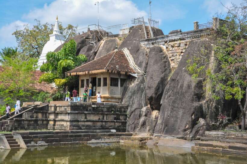 Dambulla: Anuradhapura and Mihintale Day Tour - Monuments you might see in Anuradhapura: Isurumuniya and the rock-temple feel