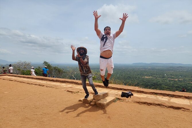 Discover Sri Lanka's Best in 3 Days: Sigiriya, Kandy & Ella - Tea Country at Damro Labookellie and the Ramboda Waterfall Stop