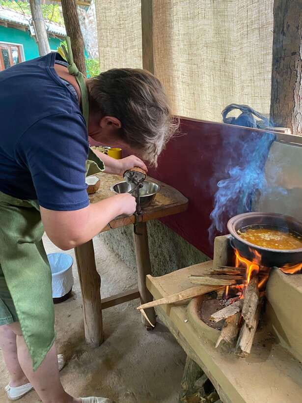 Ella Sri Lanka : Mom's Kitchen Cooking class - The spice lesson: learning what to do first, second, and last