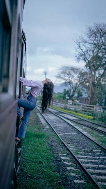 Ella: Waterfall Hike with Bambarakanda and Lanka Falls - The Train Ride That Sets the Tone: Ella to Ohiya