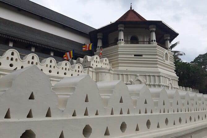 Explore Sigiriya, Kandy,Nuwaraeliya,Galle From Colombo - Route feel: from Colombo-area pickup to coast and fort walls