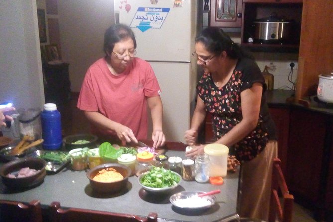 Flavours of Sri Lanka - Learning Sri Lankan curry powder the traditional way