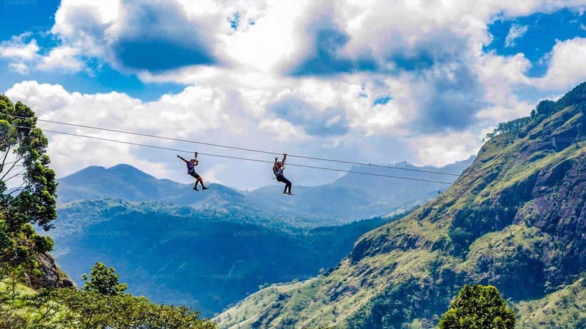 From Galle/Hikkaduwa/Mirissa -All-Inclusive Day Trip to Ella - Nine Arch Bridge photo time: great chance, fast competition