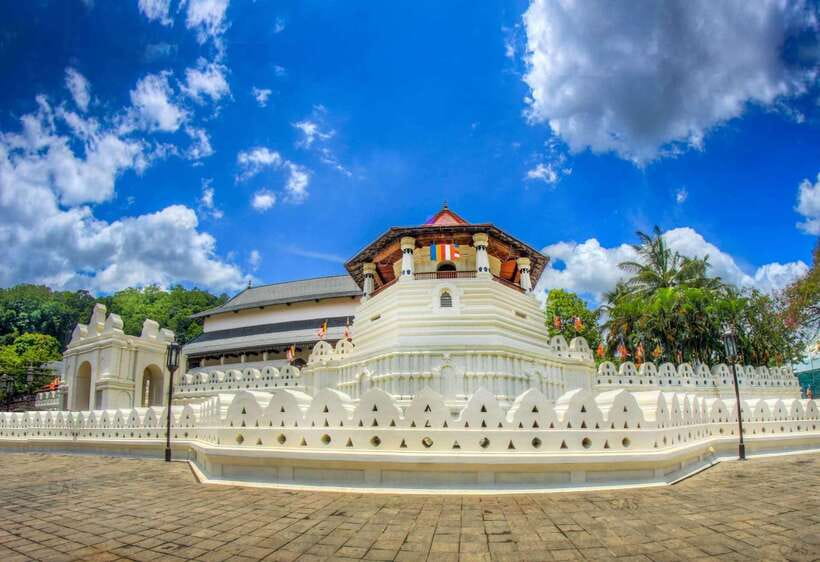 From Nuwara Eliya To Kandy Drop Tour - Woodcarving Family House: craft stops, and a gentle warning