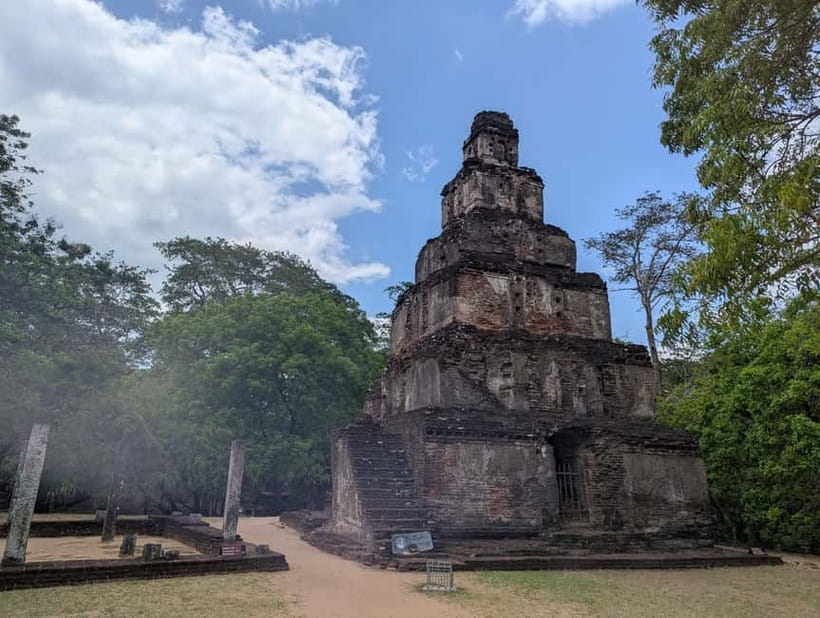 From Sigiriya:Polonnaruwa Day Tour with Farmers lunch - Nissanka Latha Mandapaya: Pillars, Precision, and Patterns
