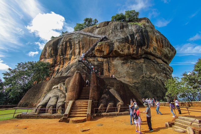 Full Day Tour to Sigiriya & Dambulla from Negombo - The Brief Detour: Dambulla’s Wholesale Fruit and Vegetable Market Area