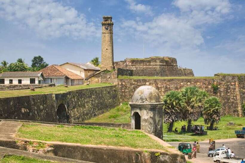 Galle: All Inclusive City & Fort Guided Cycling tour - Entering the Galle Dutch Fort area: ramparts, cobblestones, and photo time