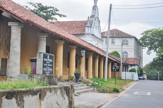 Galle Fort Walk with a Local - Galle Lighthouse Moment: Ending at a Classic Landmark