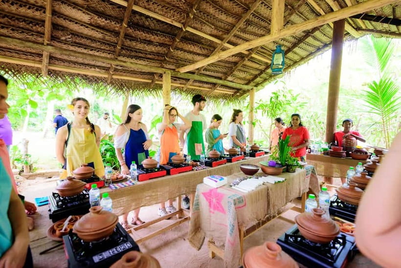 Galle: Sri Lankan Cuisine Cooking Experience - From kitchen to table: banana-leaf eating and how it works