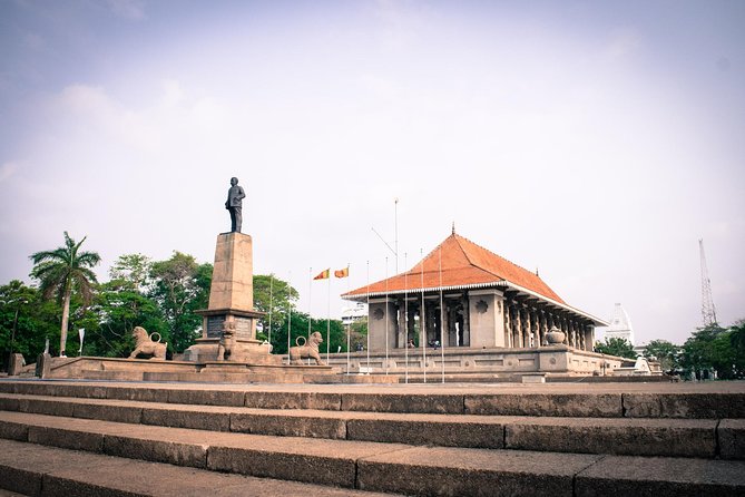 Highlights Colombo Day Tour With Afternoon HIGH TEA In Galle Face Hotel - Gangaramaya Temple: modern-and-traditional Colombo in 30 minutes