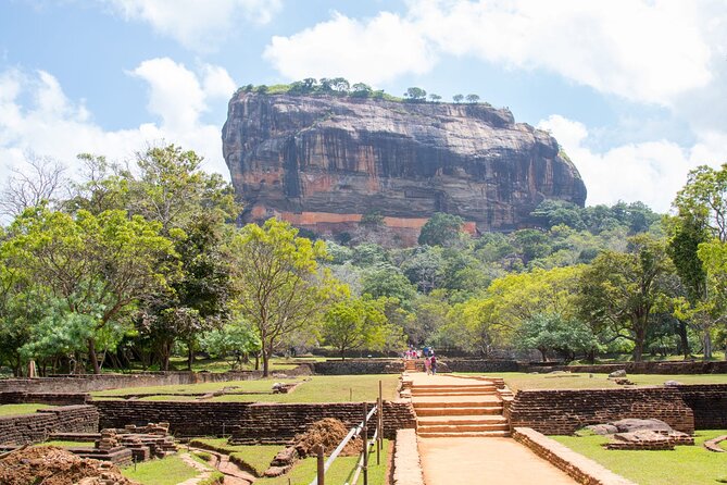 Highlights of Sri Lanka 8 Days Private Tour - Day 4: The Temple of the Tooth, Peradeniya Gardens, Ramboda Falls, and Tea Country