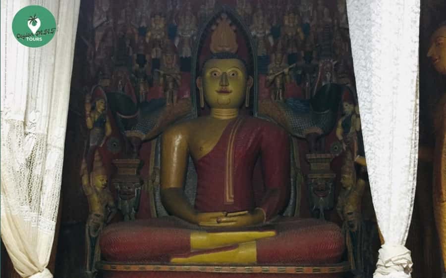 Kandy: Local Guided City Explore by Tuk Tuk - Kandy Lake and the viewpoint: history on one side, views on the other