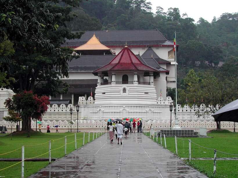 Kandy, Pinnawala Private Day Trip From The West Coast Beach - Temple of the Tooth Relic: Sacred Symbolism and Golden Details