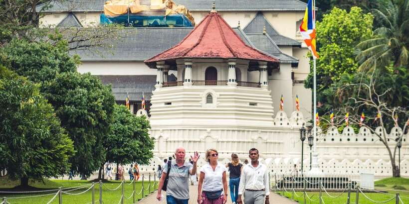 Kandy: Private Guided City Tours by Tuk Tuk Sightseeing Tour - Kandy View Point: photo time with a breather built in