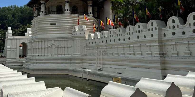 Kandy: Private Guided Tour with Local Highlights by Tuk Tuk - Queen’s Bathing Pavilion and the National Museum: culture without getting lost
