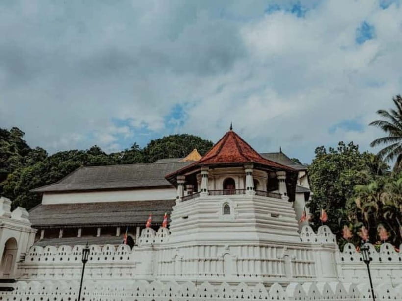 Kandy to Pinnawala Guided Day Tours by Local - Crafts You Can See Up Close: Thilona, Wood Carving, Batik, and Gems
