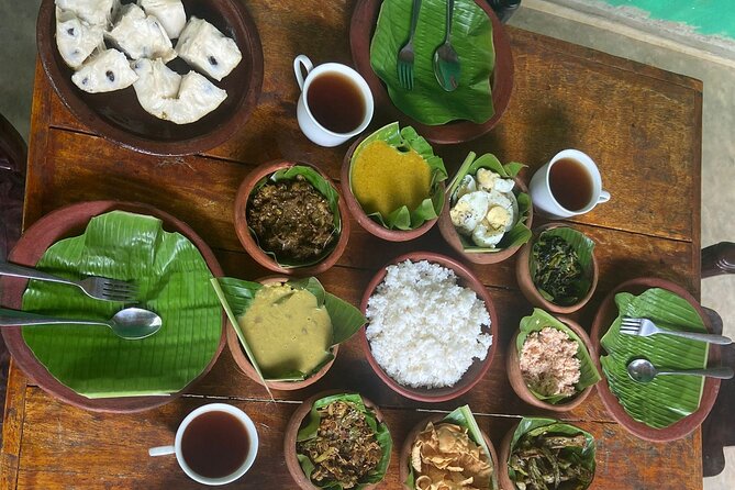Organic cooking class sigiriya (kumara & family) - The traditional table setup: how you eat matters