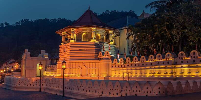Pinnawala & Kandy Day Tour from Negombo - Entering the Temple of the Sacred Tooth: rules, rhythm, and why it matters