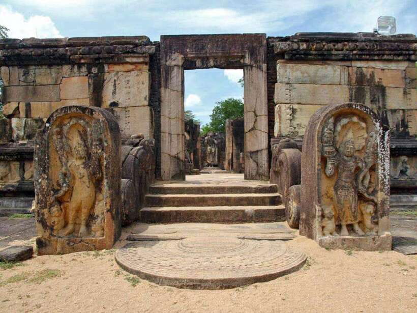 Polonnaruwa: Private Guided Cycling Tour with Hotel Pickup - Cycling about 10 km on gentle terrain through the UNESCO ruins