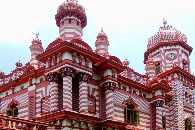 Private Colombo City Tour by Sri Lanka Private Drivers - Gangaramaya Temple by Beira Lake: modern style, old devotion